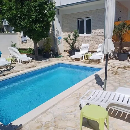 With Swiming Pool شقة